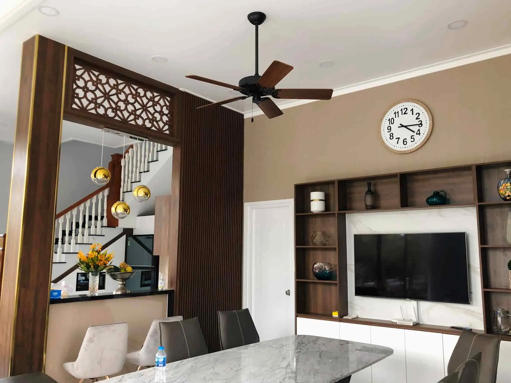 Mẫu quạt trần 5 cánh phong cách cổ điển với bầu quạt chạm trổ tinh xảo