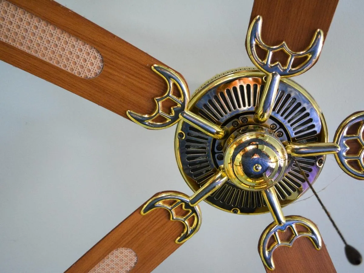 Mẫu quạt trần hiện đại 3 cánh với thiết kế tối giản phù hợp cho phòng khách chung cư