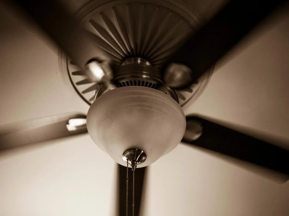 Mẫu quạt trần cánh gỗ cao cấp kết hợp đèn LED tạo điểm nhấn sang trọng cho nội thất