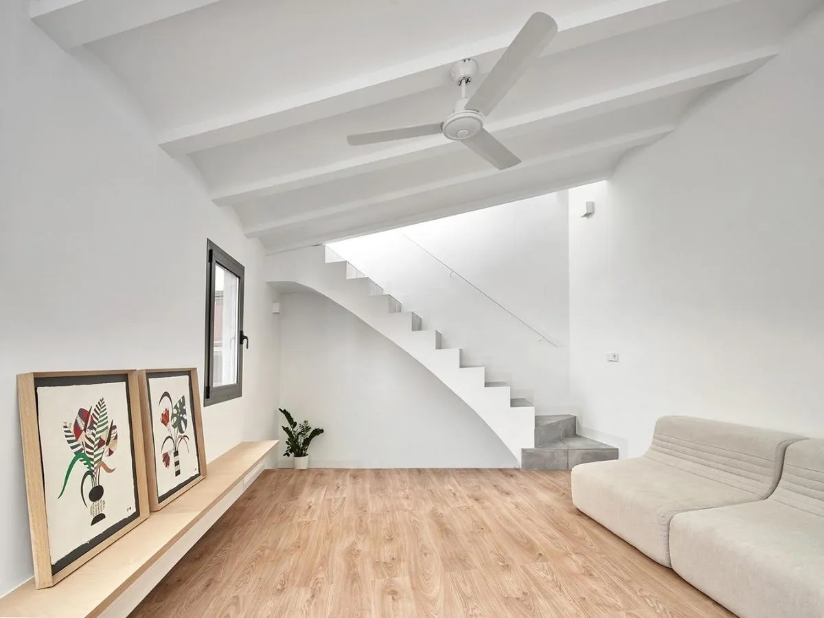 Kiểm tra kỹ lưỡng kích thước sải cánh và chiều cao trần trước khi tiến hành lắp đặt