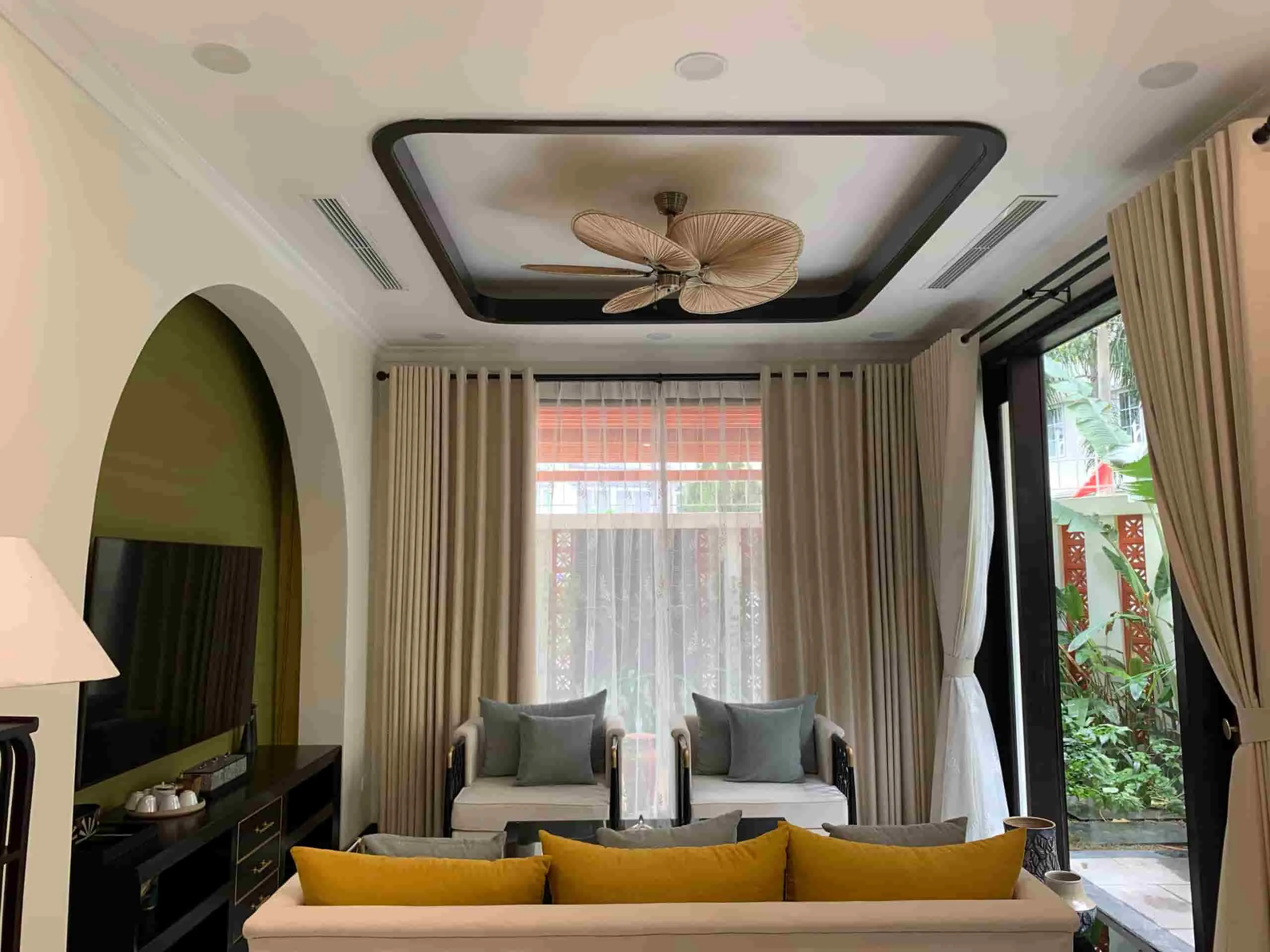 Mẫu quạt trần trang trí Islander từ thương hiệu Fanimation với thiết kế lá cọ độc đáo