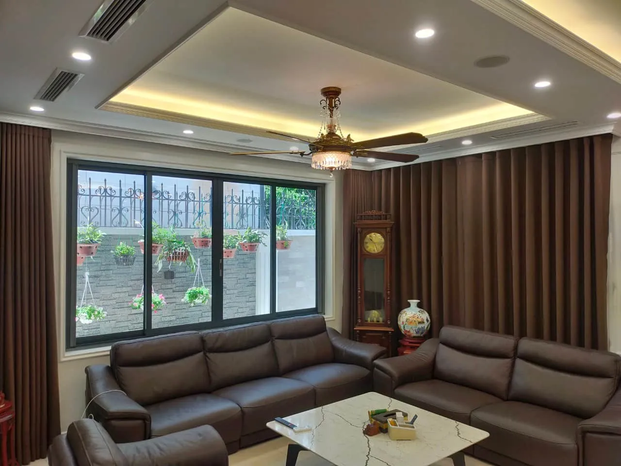 Thiết kế quạt trần hiện đại với 3 cánh tối giản tích hợp đèn LED dịu nhẹ