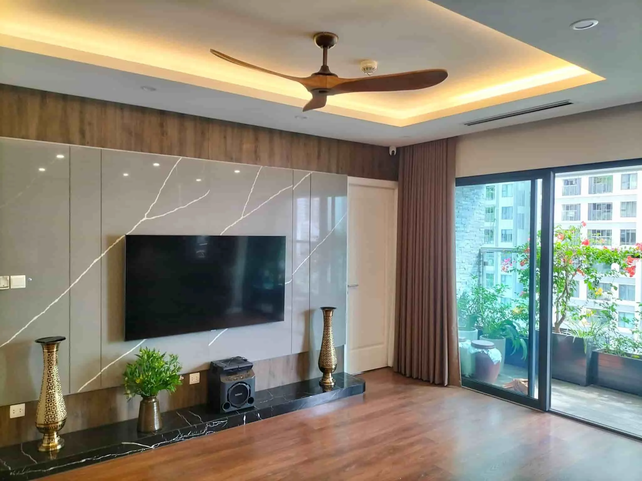 Thiết kế quạt trần cánh gỗ tự nhiên với đường nét tinh xảo mang lại vẻ đẹp đẳng cấp