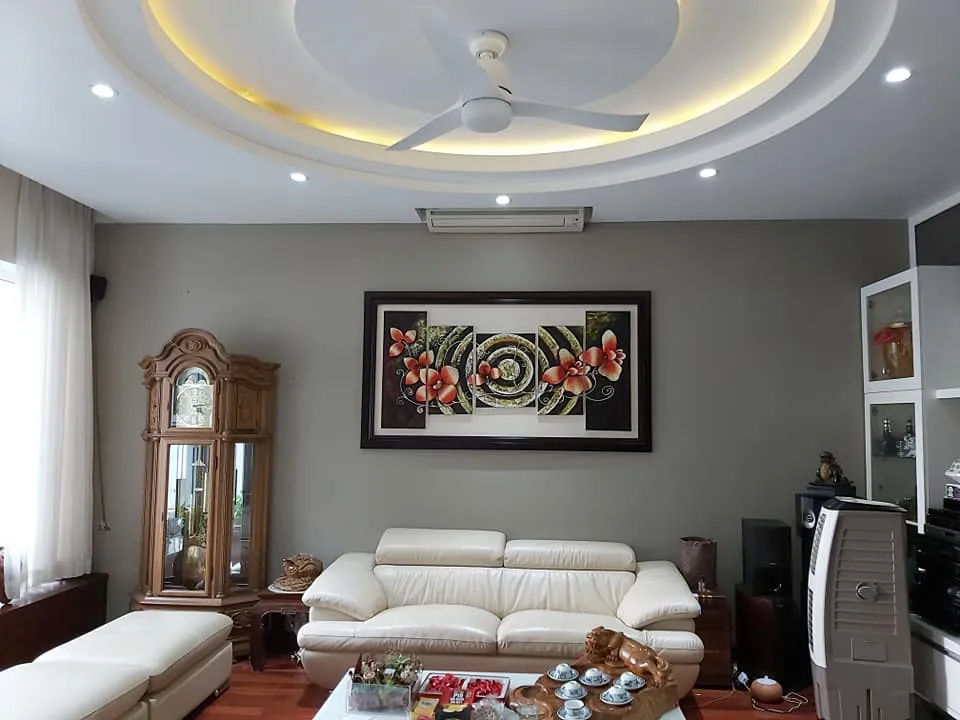 Mẫu quạt trần trang trí hiện đại tích hợp đèn LED âm trần tinh tế cho phòng khách chung cư