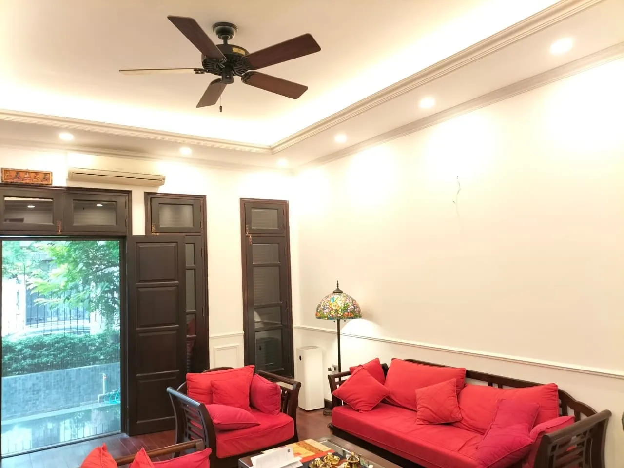 Quạt trần đèn phong cách cổ điển với bầu quạt đồng và cánh gỗ tự nhiên sang trọng