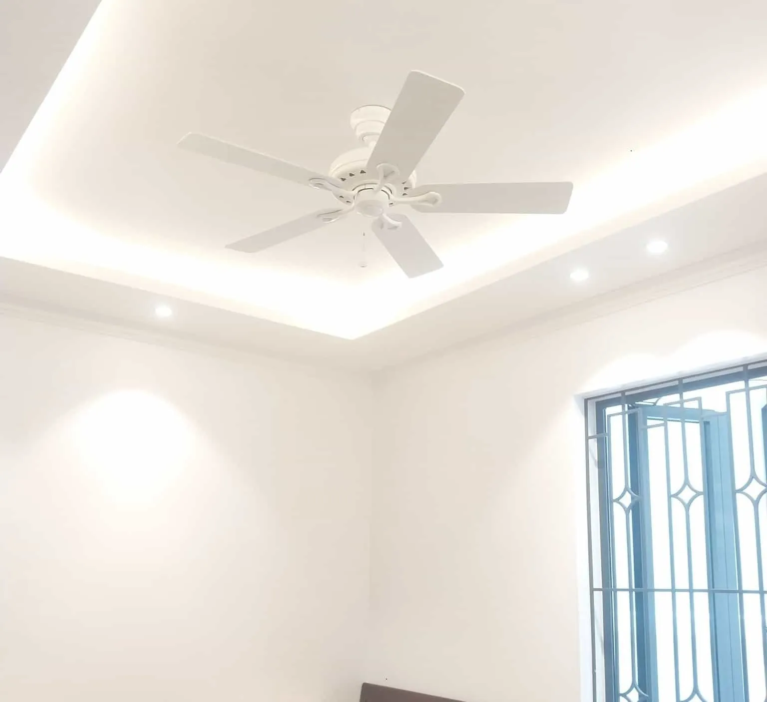 Thiết kế quạt trần cánh gỗ tự nhiên tạo điểm nhấn sang trọng cho nội thất phòng ngủ cổ điển