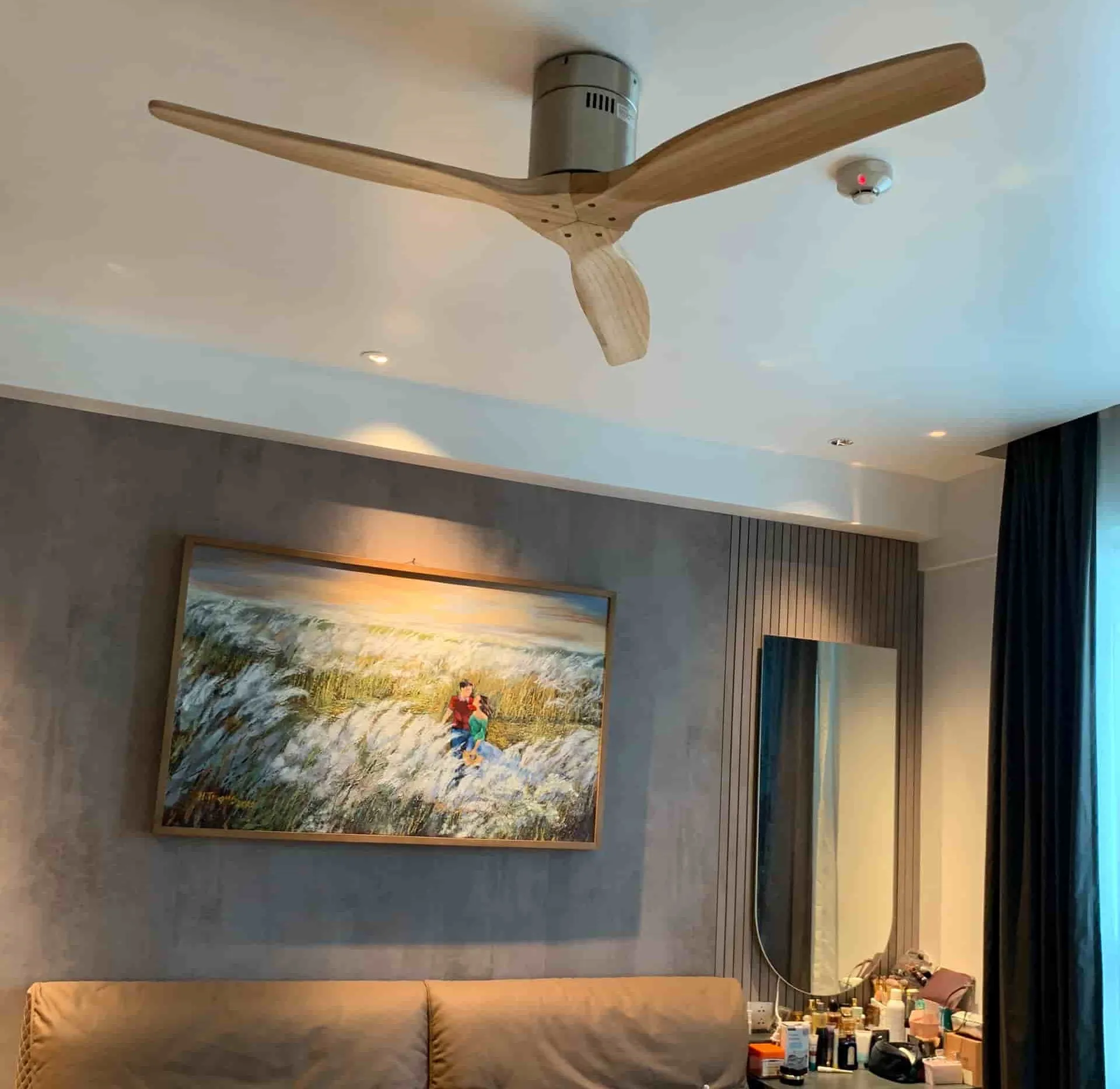 Kỹ thuật viên đang kiểm tra độ cân bằng của sải cánh quạt trần trong căn hộ chung cư