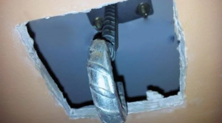 Thao tác khoét lỗ trần thạch cao cần sự khéo léo để không làm loang lổ bề mặt trang trí