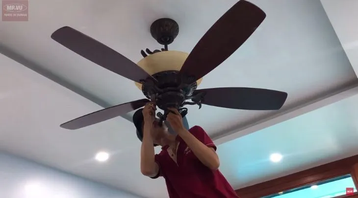 Siết chặt các chi tiết kết nối là chìa khóa để quạt không bị rung lắc khi hoạt động mạnh