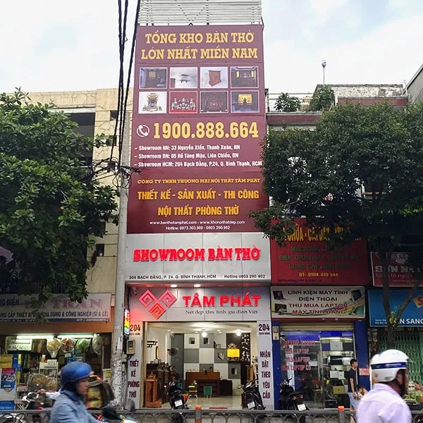 Nhân viên tư vấn kỹ thuật chiếu sáng cho khách hàng tại chi nhánh TP. Hồ Chí Minh