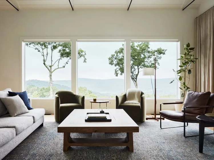 Cách bố trí đèn trang trí giúp mảng tường phòng khách trở nên lung linh và đẳng cấp