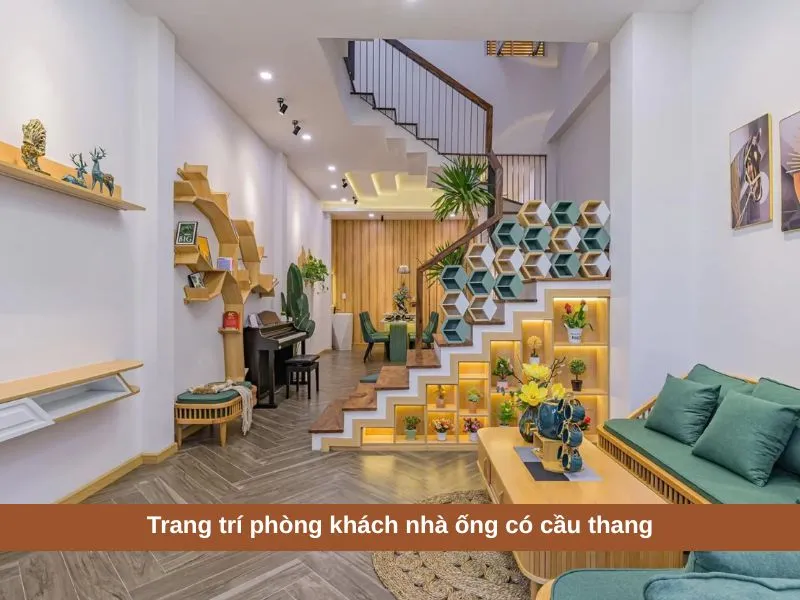 Cầu thang nhà ống hiện đại được bố trí giữa phòng khách và nhà bếp để tối ưu diện tích