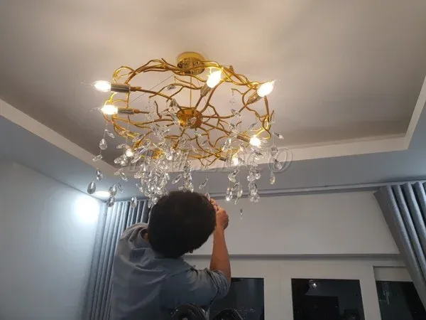 Kỹ thuật viên đang kiểm tra các chi tiết linh kiện trước khi tiến hành lắp đặt đèn trang trí tại nhà